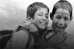 dosti ko aam karna chahta hai wo khud ko neelam karna chahta hai