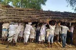 hamare gaaon me chhappar bhi sab mil kar uthate hai