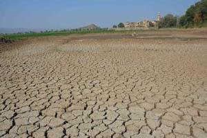 zamin sukhi hai pani ke bhi lale hai